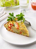 Ein Stück Kartoffelfrittata auf Teller