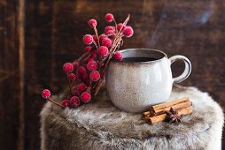 Glühwein mit Beerenzweigen und Weihnachtsgewürzen