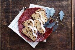 Weihnachtsstollen, aufgeschnitten, auf rotem Teller