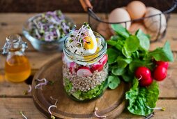 Buchweizensalat mit Radieschen und Ei im Glas