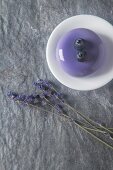 Trendige Moussetorte mit lila Glasur und Heidelbeeren