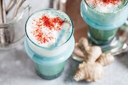 Schlumpf Latte (Trendgetränk aus veganem Pflanzendrink, blauer Spirulina, Ingwer und Rote-Bete-Pulver)