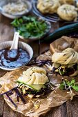 Mantou-Burger mit Mantou-Brot, Sprossen, Gurke und Koriander (China)