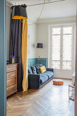 Zweifarbiger Vorhang als Raumteiler im Altbauzimmer