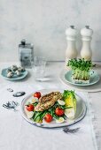 Mini-Romanasalat mit Rosmarinhähnchen, Tomaten, grünen Bohnen und Wachteleiern