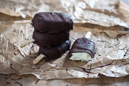 Banana and dark chocolate ice lollies (vegan)