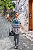 Junge Koreanerin macht ein Selfie mit Selfiestange, Bukchon Hanok Village, Seoul, Südkorea