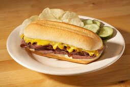 Po Boy Sandwich mit Pastrami und Käse (USA)