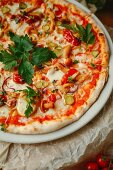 Vegetarische Pizza mit Pilzen, Chili Essiggürkchen und Mozzarella