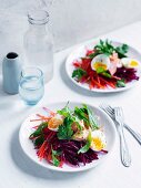 Möhren-Rote-Bete-Salat mit Räucherforelle
