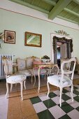 Salon mit historischem Flair und barocken Polstermöbeln in Landhausvilla