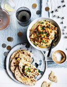 Hummus mit gebratenem Blumenkohl, Kichererbsen und Fladenbrot zu Weihnachten