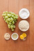 Zutaten für gebackenen Mandelquark mit Weintrauben