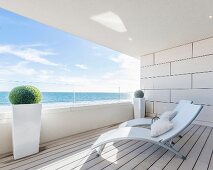 Balkon mit zwei Liegen und Panoramablick auf das Meer