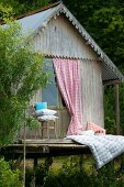 Rustikale Fischerhütte mit romantischem Schlafplatz auf Holzterrasse