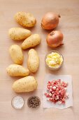 Zutaten für Bratkartoffeln mit Zwiebeln und Speck