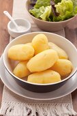 Potatoes boiled in their skins (peeled)