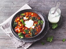 Vegetarian chickpea curry with black cabbage and coriander (Sirtfood)