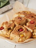 Focaccia mit bunten Tomaten