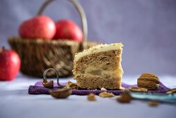 Veganer Walnuss-Dinkel-Kuchen gefüllt mit Vanillecreme und Äpfeln