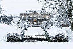 Englisches Herrenhaus Cornwell Manor mit verschneitem Park