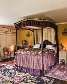 Antikes Himmelbett mit Volants im farbenfrohen Schlafzimmer