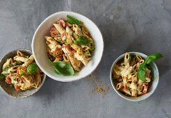 Curry-Vollkornnudelsalat mit Bärlauch und Kirschtomaten