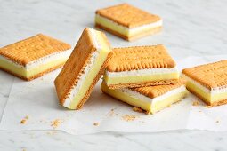 Butter biscuit sandwiches with vanilla cream