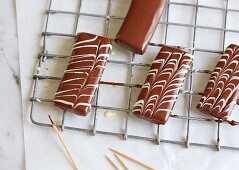 Decorating biscuits with icing