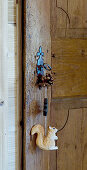 Holztür, Anhänger mit Eichhörnchen-Figur am Schlüssel