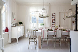 Weihnachtlich gedeckter Tisch im skandinavischen Esszimmer