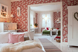 Wohnzimmer im skandinavischen Stil über zwei Räume