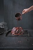 Schokoladengugelhupf mit Schokoladenglasur begiessen