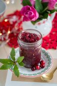 Cranberrysauce im Glas als weihnachtliche Beilage
