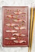 Makrelen-Sashimi auf Servierplatte (Aufsicht)