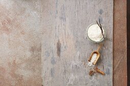 Ingredients for rice pudding (round grain rice, vanilla pods and cinnamon sticks)