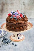 Veganer Schokoladenmousse-Torte mit Beeren