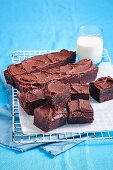 Himbeer-Haselnuss-Brownies auf Abkühlgitter