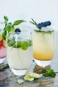 Cocktails mit Gurke, Basilikum, Rosmarin und Blaubeeren