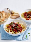 Schnelle Penne mit Wurst-Tomaten-Sauce (Italien)