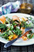 Salat mit Mehlwürmern und Zophobas-Larven
