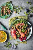 Salat mit Ziegenkäse, Parmaschinken, Mais und frischen Beeren