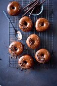 Doughnuts mit Milchschokoladenglasur