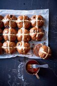 Hot Cross Buns mit Schokoladencreme