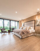 Glamouröses Schlafzimmer in Gold und Beige mit Holzboden