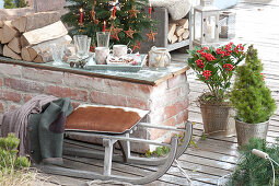 Schlitten als Sitzplatz auf der weihnachtlichen Terrasse :