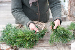 Natuerlichen Adventskranz aus Tanne und Kiefer binden :