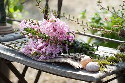 Duftender Strauß aus Hyacinthus 'Pink Pearl' ( Hyazinthen ) und Zweigen