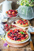 Tart with vanilla custard cream and berries