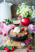 Kirsch-Crumble mit Vanilleeis